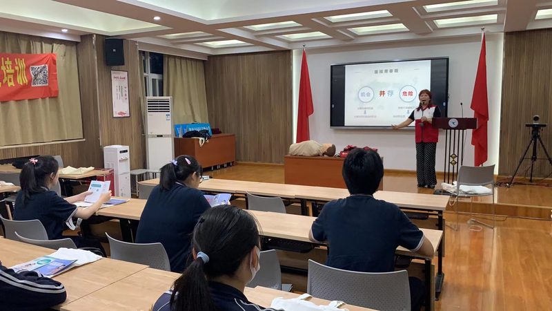 价格是选择职业培训包教包会时不可忽视的因素。以下是一些权衡价格的建议：